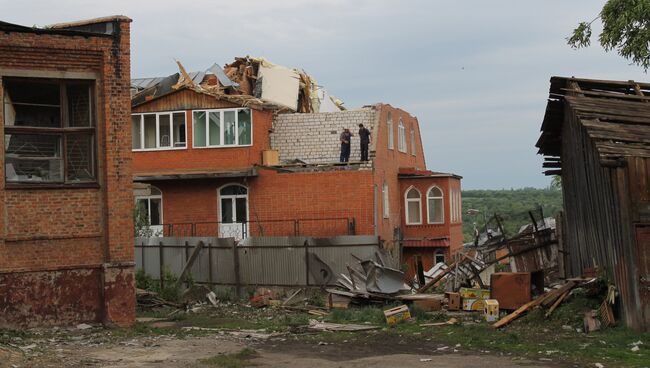 Одно из зданий в городе Ефремове Тульской области, разрушенное смерчем