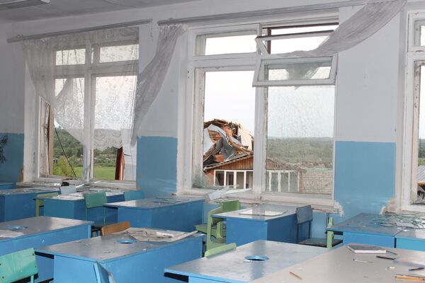Выбитые смерчем окна в школе города Ефремова Тульской области
