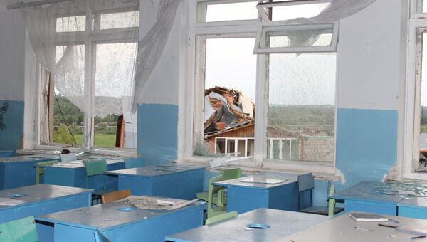 Выбитые смерчем окна в школе города Ефремова Тульской области
