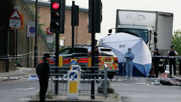 Полиция работает на месте убийства военнослужащего в Лондоне