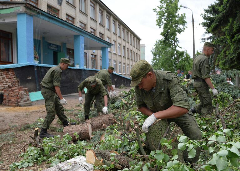 Военнослужащие ликвидируют последствия урагана в городе Ефремов Тульской области