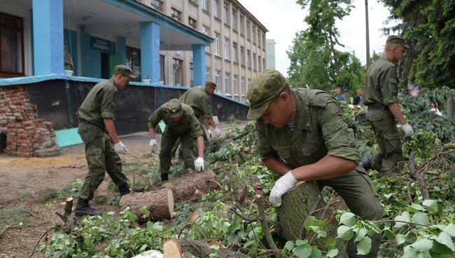 Военнослужащие ликвидируют последствия урагана в городе Ефремов Тульской области