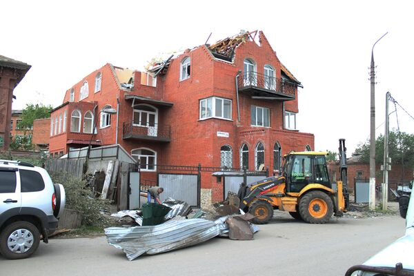 Разрушенное смерчем здание в городе Ефремове Тульской области