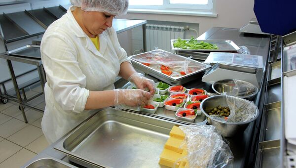 Как готовят еду для авиапассажиров - цех бортового питания в новосибирском аэропорту Толмачево