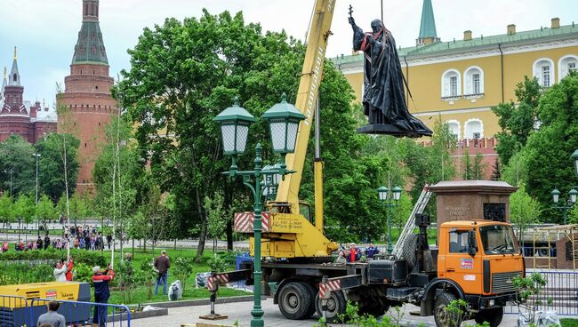 Установка монумента Патриарху Гермогену в Александровском саду