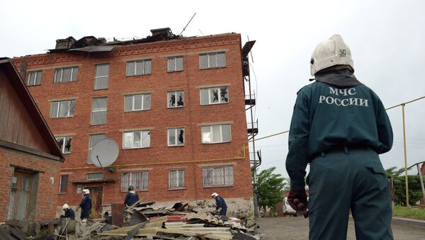 Сотрудники МЧС РФ ликвидируют последствия урагана в городе Ефремов Тульской области