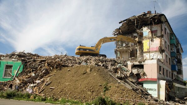 Демонтаж аварийного жилья после землетрясения в Невельске