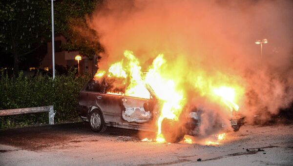 Автомобиль, сожженный в результате беспорядков в Стокгольме