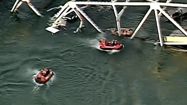 Спасатели на лодках вытаскивали людей из реки после обрушения моста в США