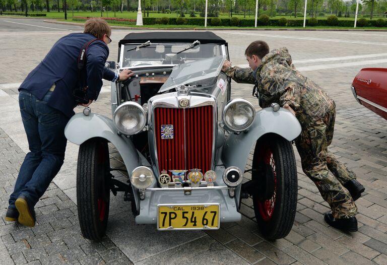 Выставка уникальных автомобилей в Константиновском дворце в Санкт-Петербурге