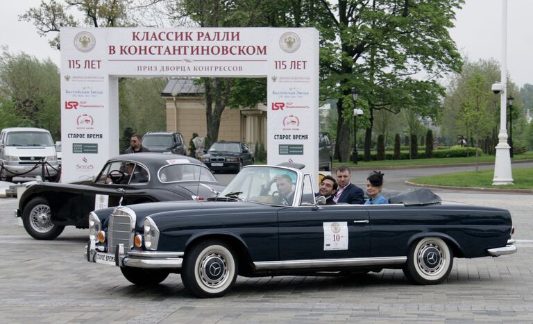 Автомобиль Мерседес на ралли классических автомобилей на Приз Дворца Конгрессов