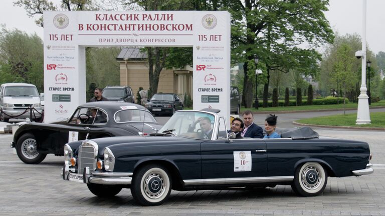 Выставка уникальных автомобилей в Константиновском дворце в Санкт-Петербурге