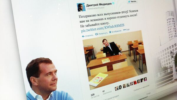 Дмитрий Медведев поздравил выпускников в Twitter