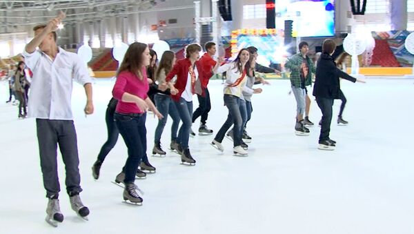 Школьники катались на коньках и пели караоке на Последнем ICE звонке