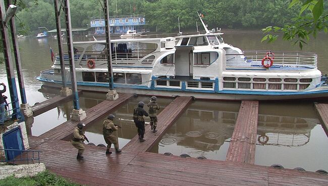 Водолазы с автоматами захватили террористов и разминировали катер