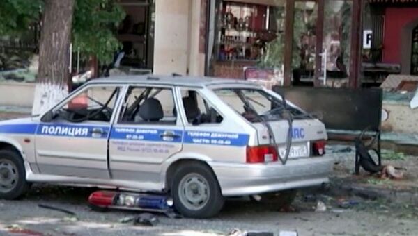 Смертница подорвала машину полиции. Кадры с места теракта в Махачкале