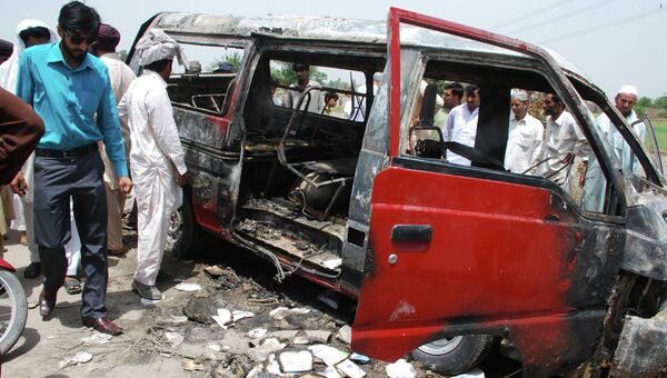 Взорвавшийся автобус в Пакистане