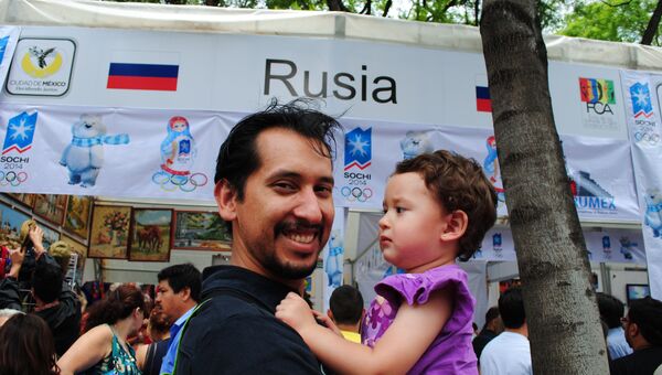 Мексиканец с ребенком на фоне российского павильона