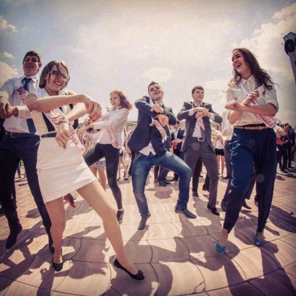 Выпускники танцуют на параде в честь последнего звонка в Магнитогорске