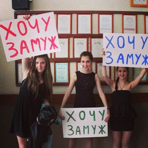 Выпускницы во время последнего звонка в одной из школ Санкт-Петербурга