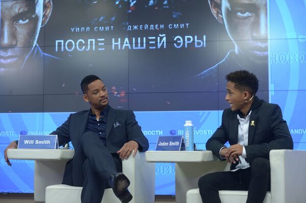 Американский актер Уилл Смит и его 14-летний сын Джейден во время интервью в президентском зале агентства РИА Новости