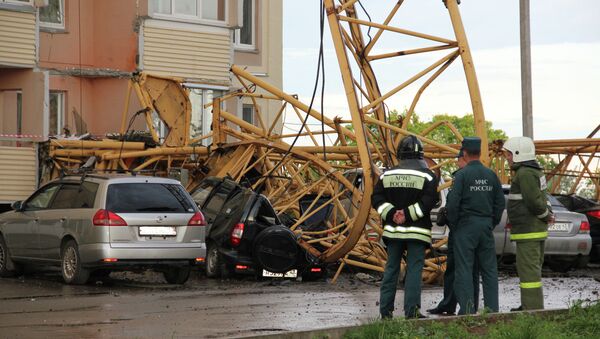 Падение строительного крана на улице Ленина в Кирове