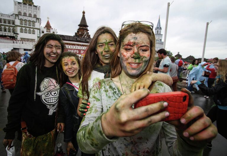 Участники фестиваля красок Холи в Москве