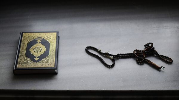 Коран и четки. Архивное фото