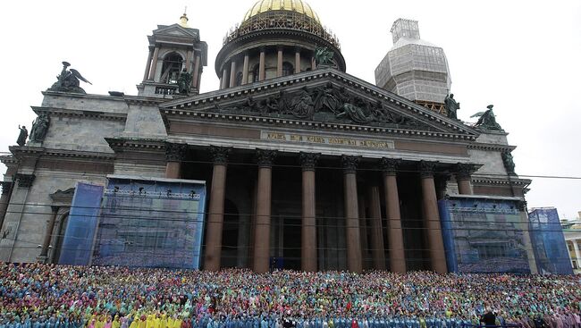 Выступление хора у Исаакиевского собора в Санкт-Петербурге