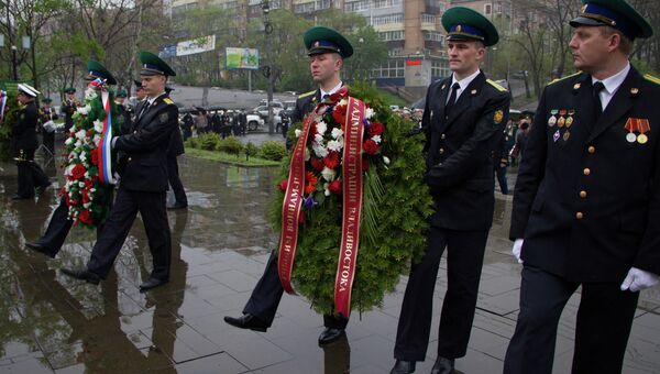 Возложение цветов к мемориалу пограничникам во Владивостоке