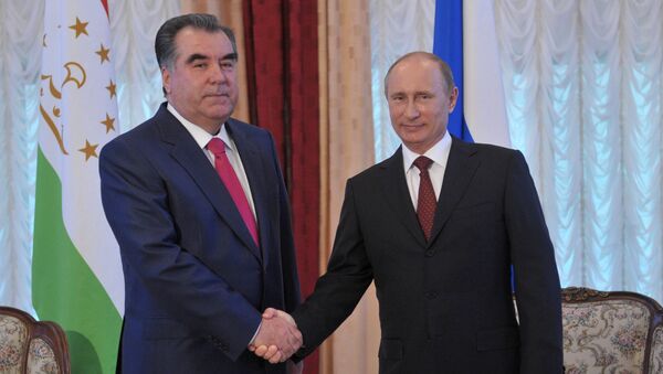 Президент России Владимир Путин (справа) во время встречи с президентом Таджикистана Эмомали Рахмоном. Архив