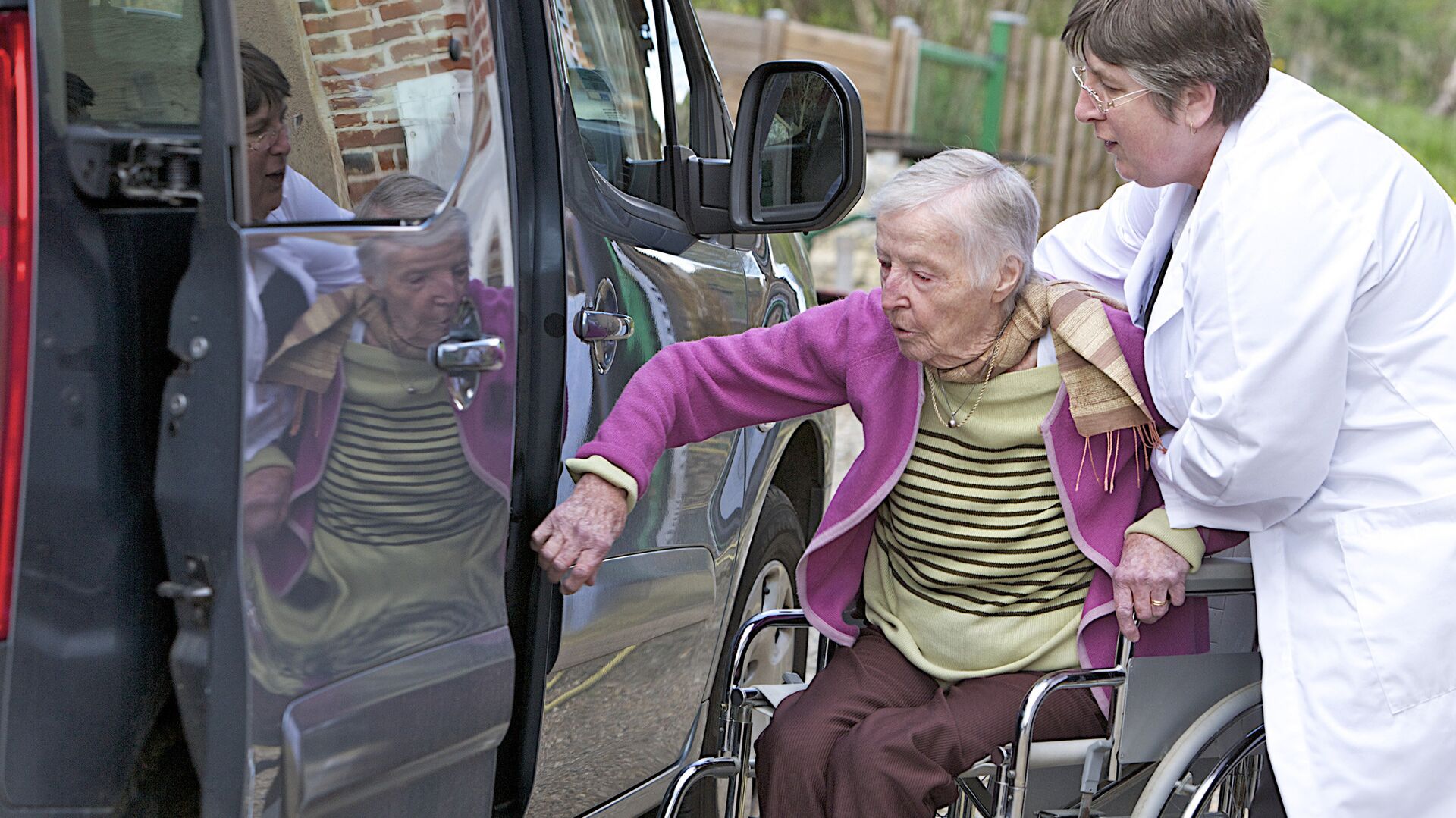 Пожилые люди и инвалиды