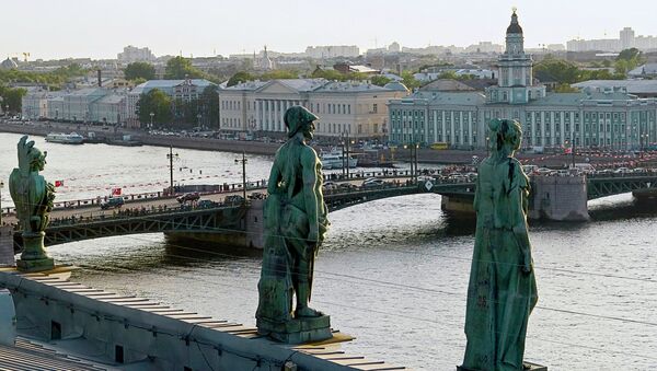 Вид на Дворцовый мост в Петербурге. Архивное фото