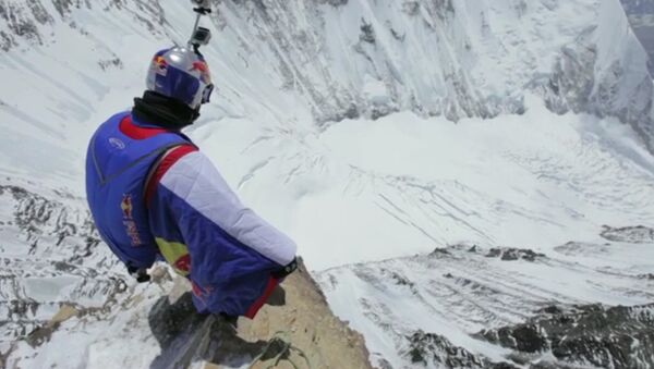 Россиянин забрался на Эверест, расправил крылья и прыгнул на ледник