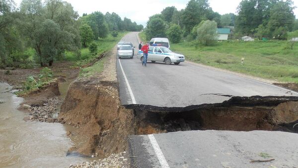 Обрушение участка автотрассы Таруса-Серпухов в Калужской области