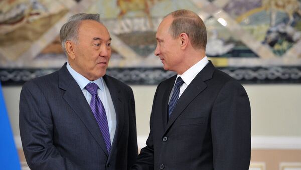 Президент России Владимир Путин и президент Казахстана Нурсултан Назарбаев . Архивное фото