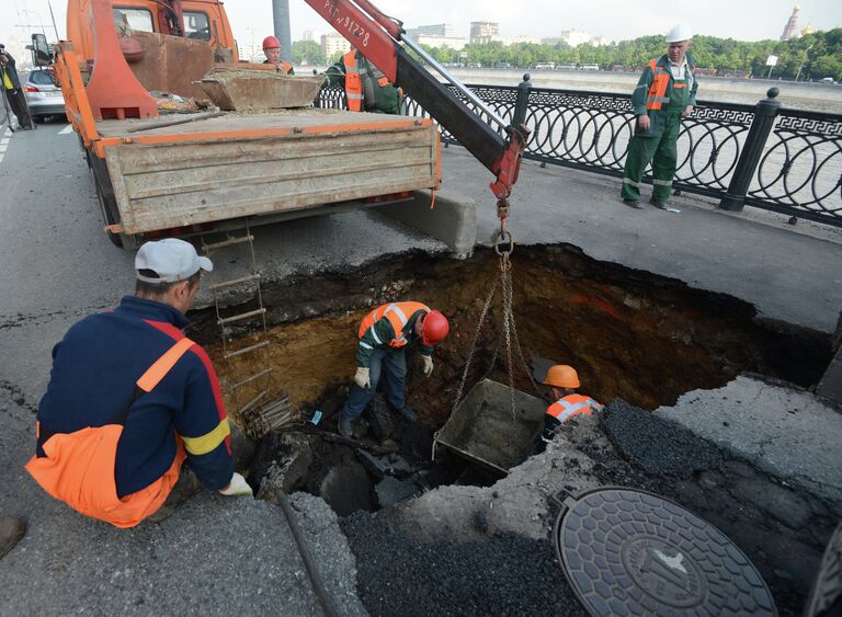 Провал грунта на Бережковской набережной в Москве