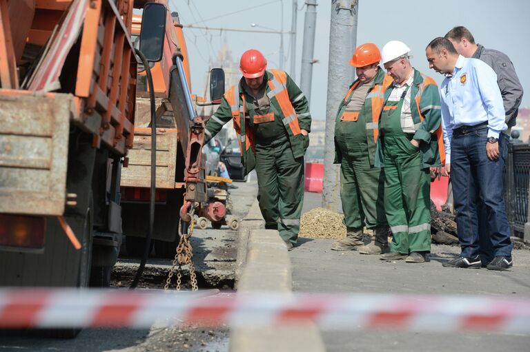 Провал грунта на Бережковской набережной в Москве