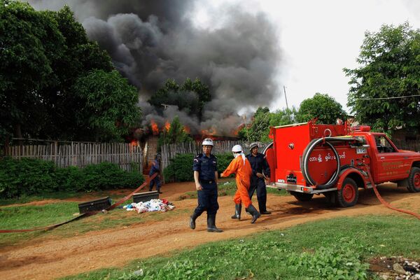 Сжигают мусульман. Мусульмане сжигают технику. Мьянме мусульман сжигают заживо. Как буддисты сожгли мусульман.