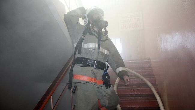 Тушение пожара в подвале административного здания в Горно-Алтайске