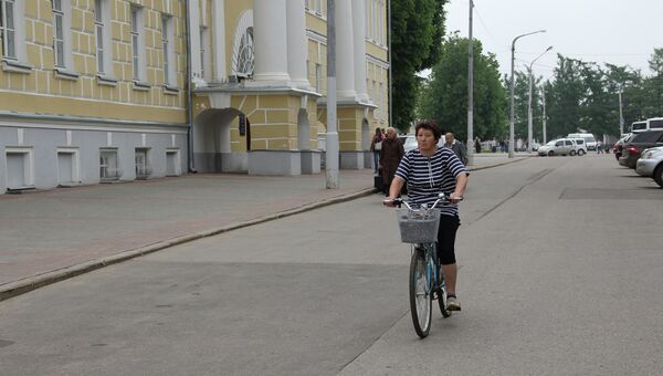 Велосипедист у мэрии Костромы. Архивное фото.