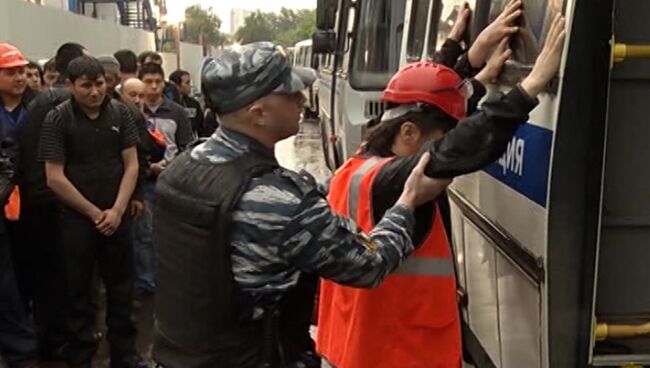 Полицейские в ходе рейда обыскали и увезли нелегалов из города бытовок