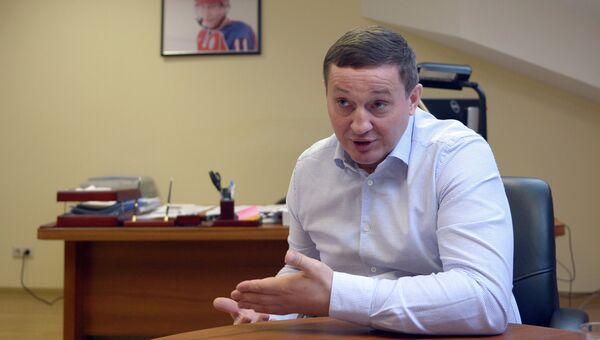 Руководитель оргкомитета по подготовке к съезду ОНФ Андрей Бочаров во время интервью в своем кабинете