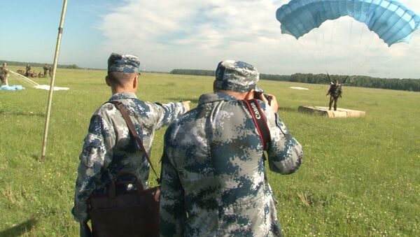 Китайские десантники изучали управляемый парашют Арбалет под Рязанью