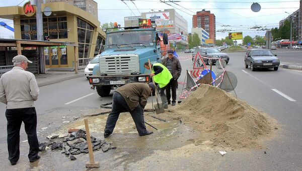 Провал грунта образовался на проезжей части улицы Кошурникова в Новосибирске