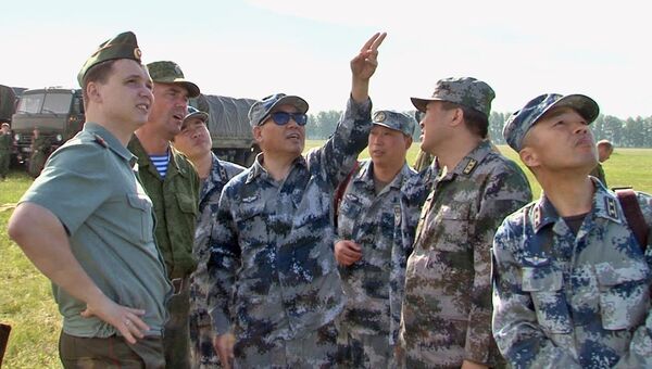 Китайские десантники изучают управляемый парашют Арбалет под Рязанью