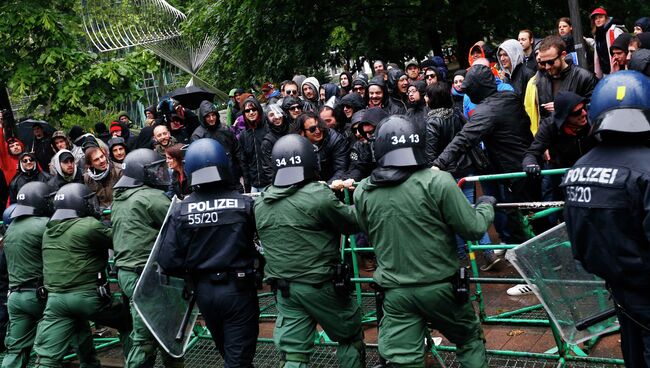 Активисты антикапиталистического движения Blockupy протестуют у здания Европейского центрального банка во Франкфурте-на-Майне