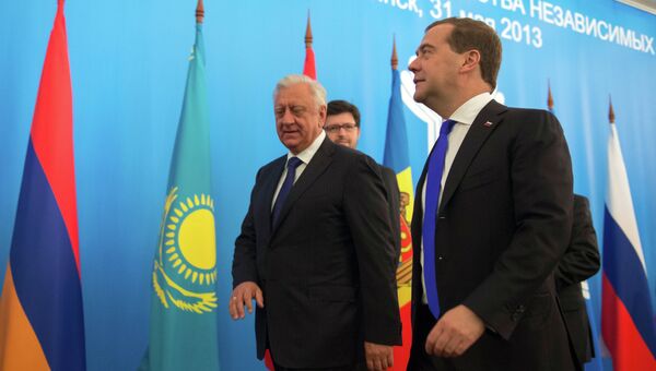 Председатель правительства РФ Дмитрий Медведев и премьер-министр Белоруссии Михаил Мясникович