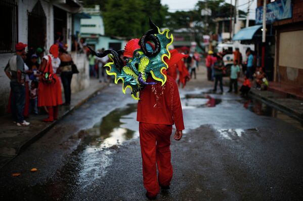Участник “Танцев дьяволов” во время праздника Тела и Крови Христовых в Венесуэле