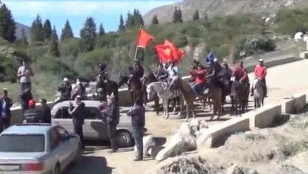 Столкновения повстанцев с милицией в Киргизии. Кадры очевидцев